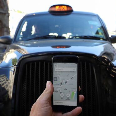 Uber to offer partnership with black cab drivers in London